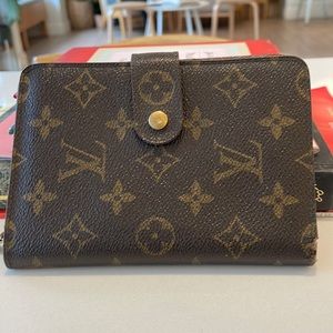 AUTHENTIC LOUIE VUITTON Monogram Canvas Zippy Wallet. FREE GIFT 🎁 WITH PURCHASE